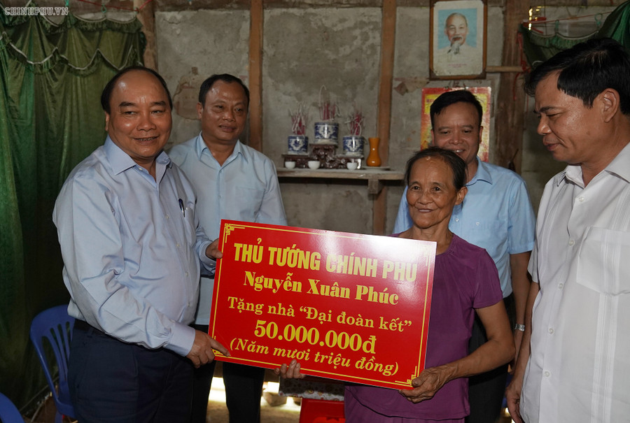 Thủ tướng Nguyễn Xuân Phúc thăm hỏi, trao tặng 2 nhà“Đại đoàn kết” cho hộ nghèo, hộ gia đình chính sách của tỉnh Bắc Kạn. Ảnh VGP/Quang Hiếu Thủ tướng Nguyễn Xuân Phúc thăm hỏi, trao tặng 2 nhà“Đại đoàn kết” cho hộ nghèo, hộ gia đình chính sách của tỉnh Bắc Kạn. Ảnh VGP/Quang Hiếu