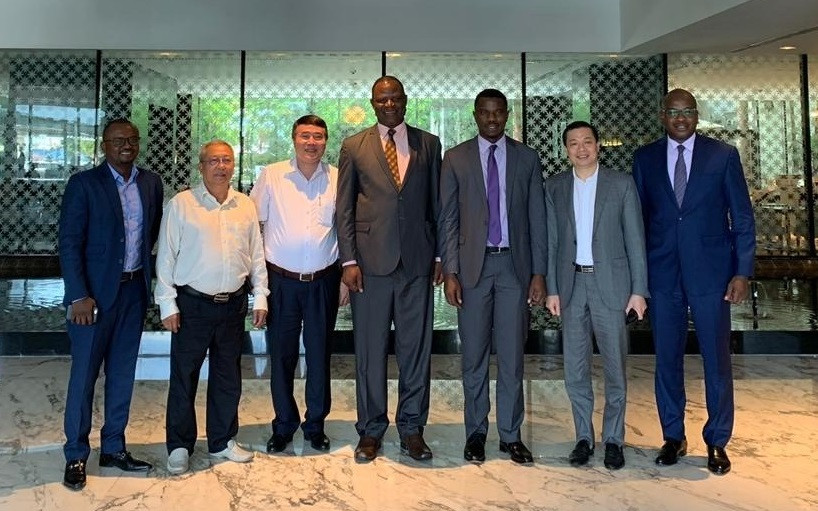 Đại diện lãnh đạo Tập đoàn T&T Group và đại diện lãnh đạo Chính phủ Tanzania cùng chia sẻ niềm vui sau khi ký bản hợp đồng mua bán hạt điều thô lớn nhất trong lịch sử ngành điều thế giới