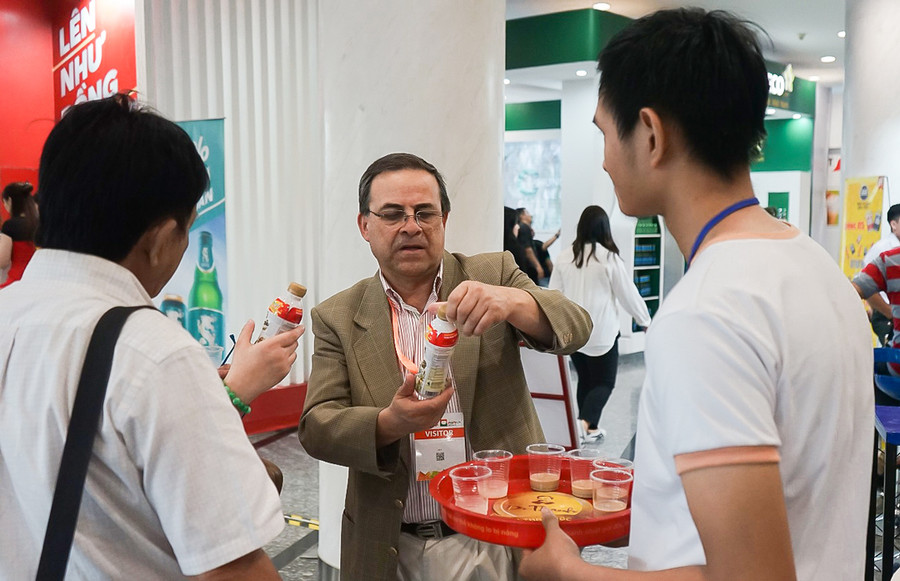 Khách tham quan đặc biệt quan tâm đến các sản phẩm của Tân Hiệp Phát tại triển lãm Khách tham quan đặc biệt quan tâm đến các sản phẩm của Tân Hiệp Phát tại triển lãm