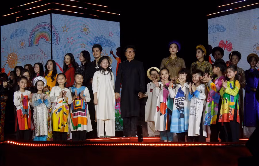 Các tiết mục âm nhạc kết hợp với trình diễn áo dài của nhà thiết kế Sĩ Hoàng tại buổi lễ.