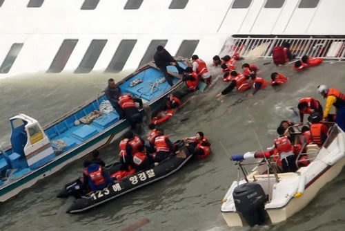 Một năm sau vụ chìm phà Sewol: Nỗi đau chưa nguôi