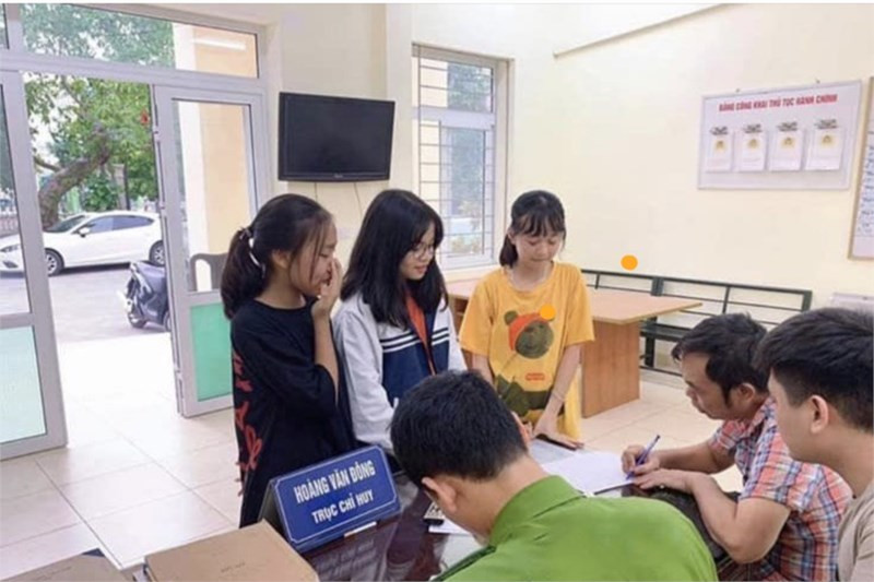 3 học sinh trả lại 50 triệu đồng cho người đánh rơi tại Trụ sở công an 3 học sinh trả lại 50 triệu đồng cho người đánh rơi tại Trụ sở công an