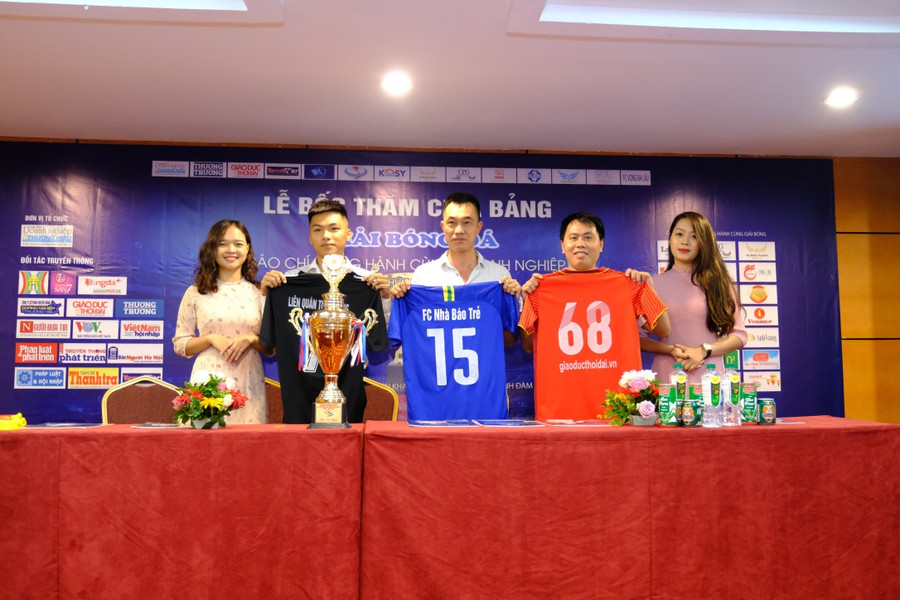 Báo GD&TĐ nằm ở bảng D cùng các đội Liên minh Thiên Bằng & Tuấn Hưng và Nhà báo trẻ.