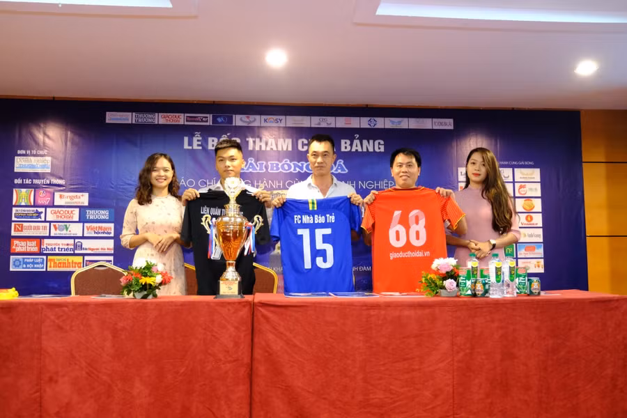 Báo GD&TĐ nằm ở bảng D cùng các đội Liên minh Thiên Bằng & Tuấn Hưng và Nhà báo trẻ.