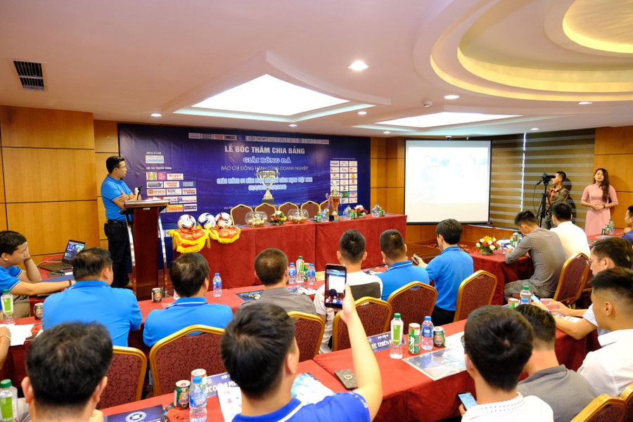 Quang cảnh lễ bốc thăm chia bảng...