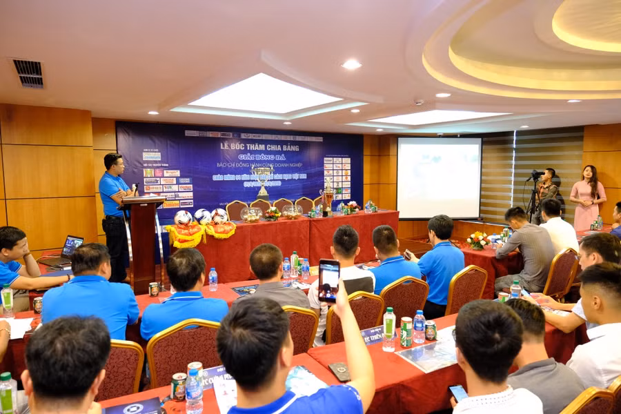 Quang cảnh lễ bốc thăm chia bảng...