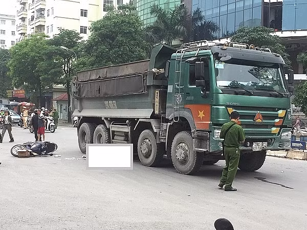 Hậu quả của vụ va chạm với xe tải khiến cô gái trẻ bị cuốn vào gầm và tử vong tại chỗ ( Ảnh : Phan Hưng).