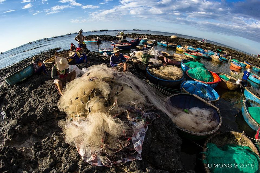 Điểm cất cánh dù lượn nằm trên đỉnh núi Thới Lới, đảo Lý Sơn, là 1 trong 5 ngọn núi lửa đã tắt của huyện đảo