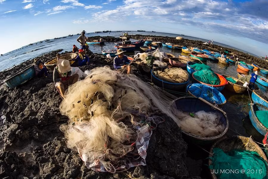 Điểm cất cánh dù lượn nằm trên đỉnh núi Thới Lới, đảo Lý Sơn, là 1 trong 5 ngọn núi lửa đã tắt của huyện đảo