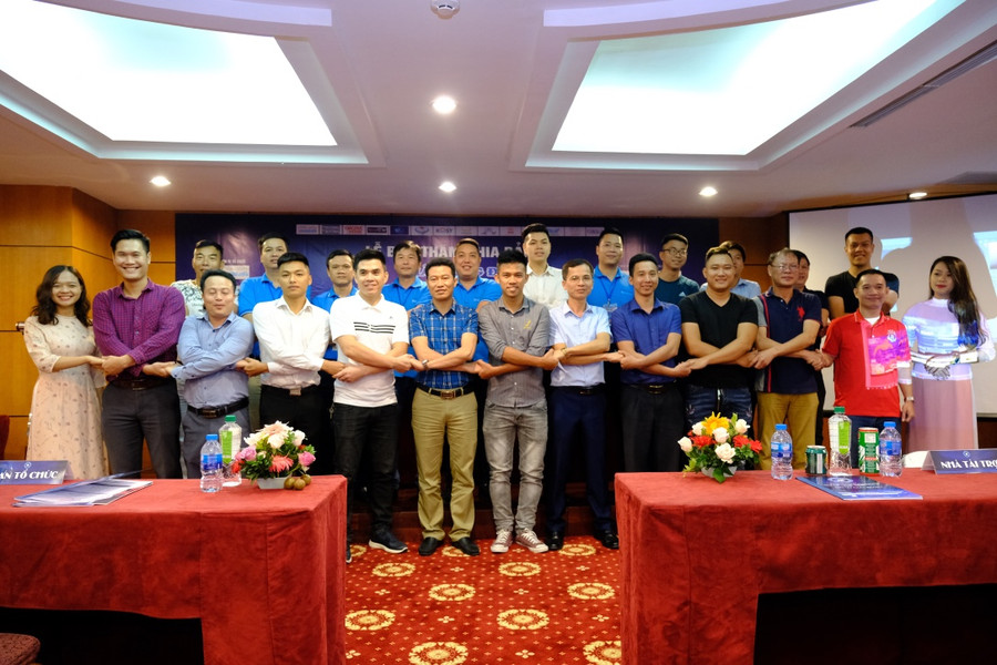 Các nhà tài trợ cùng đại diện 14 đội bóng