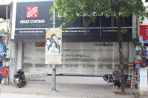 Nguyên nhân của việc khám xét Nhật Cường Mobile vẫn chưa được cơ quan chức năng chính thức được công bố. Nhiều cửa hàng của Nhật Cường Mobile đóng cửa. Nguyên nhân của việc khám xét Nhật Cường Mobile vẫn chưa được cơ quan chức năng chính thức được công bố. Nhiều cửa hàng của Nhật Cường Mobile đóng cửa.