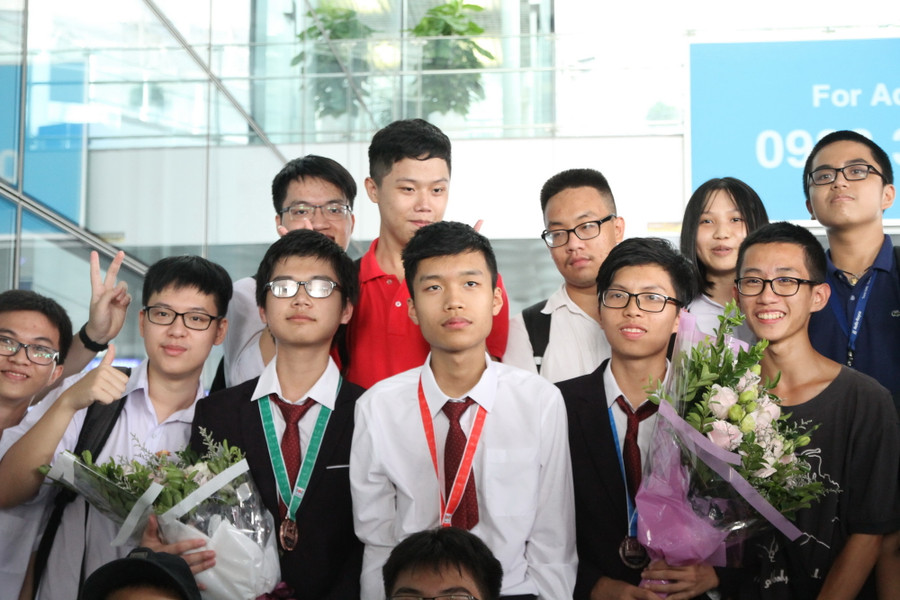 Các em học sinh nhận lời chúc mừng từ thầy cô và bạn bè Các em học sinh nhận lời chúc mừng từ thầy cô và bạn bè