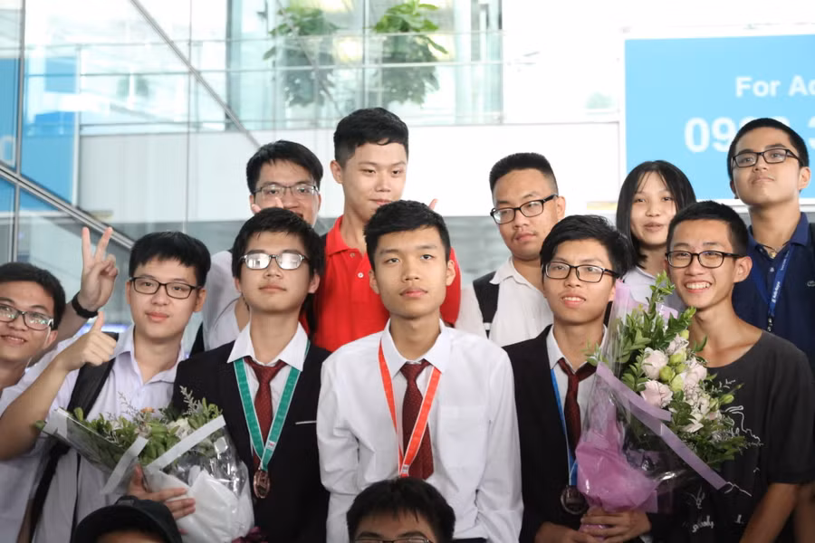 Các em học sinh nhận lời chúc mừng từ thầy cô và bạn bè