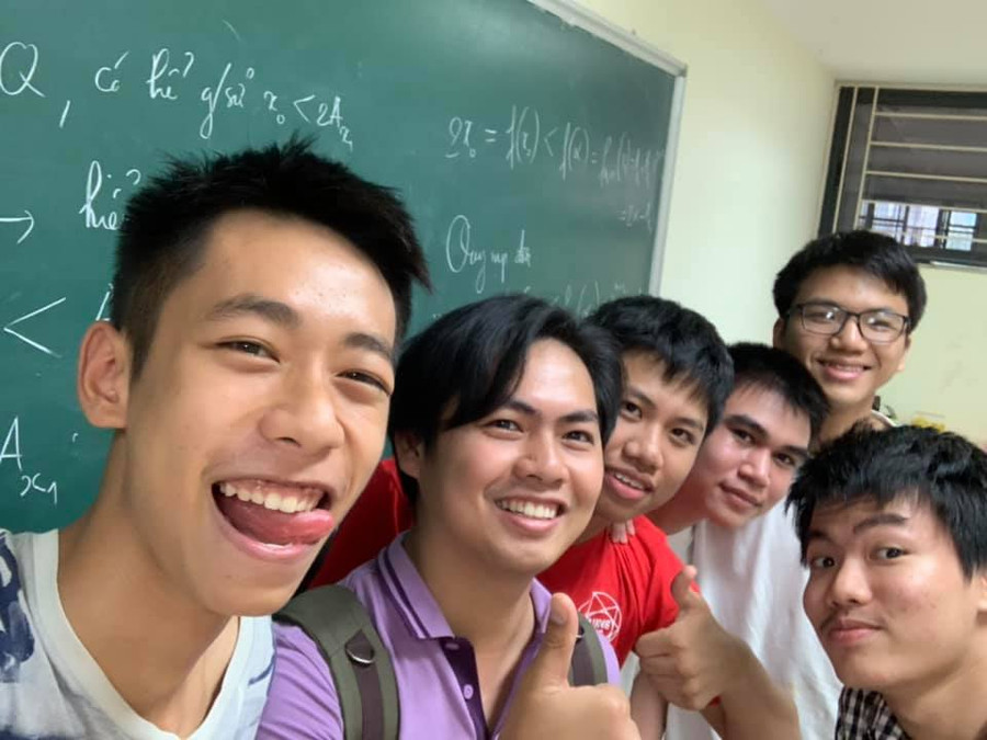 Hưng và các bạn trong đội tuyển Olympic Toán quốc tế 2019 Hưng và các bạn trong đội tuyển Olympic Toán quốc tế 2019