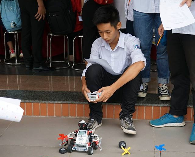 Nguyễn Thuận Hưng trong một cuộc thi robot Nguyễn Thuận Hưng trong một cuộc thi robot