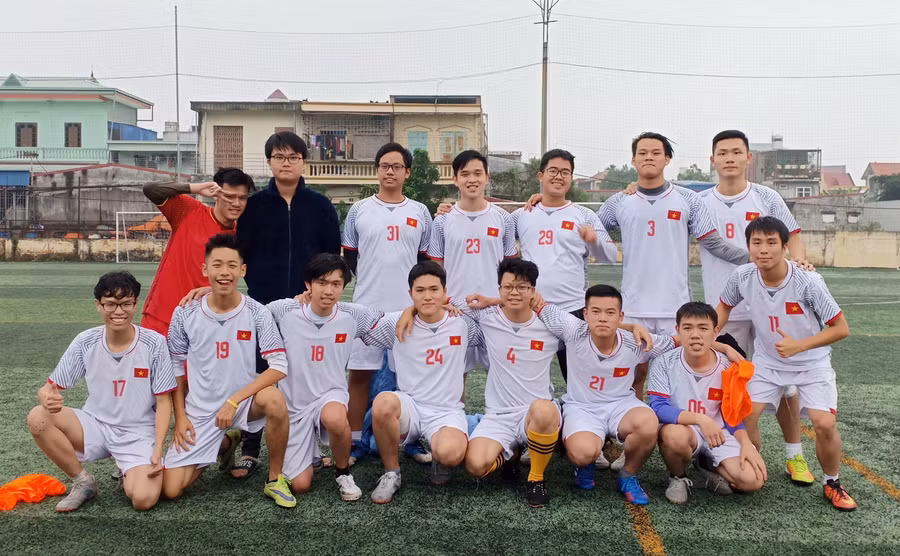 Hưng trong chiếc áo bóng đá số 19