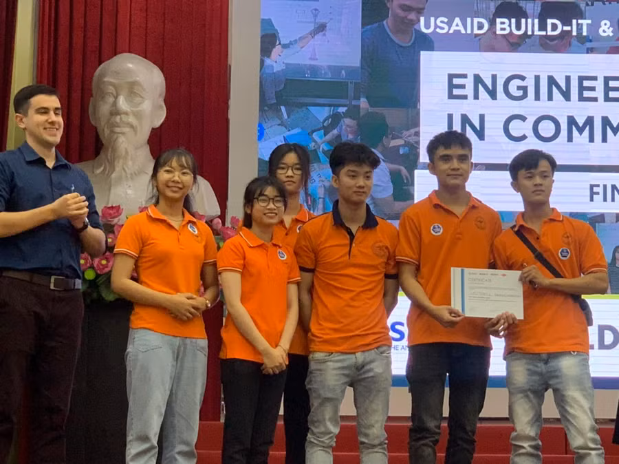 Nhóm LHU TEAM 2 (Trường ĐH Lạc Hồng) nhận giải Nhất.