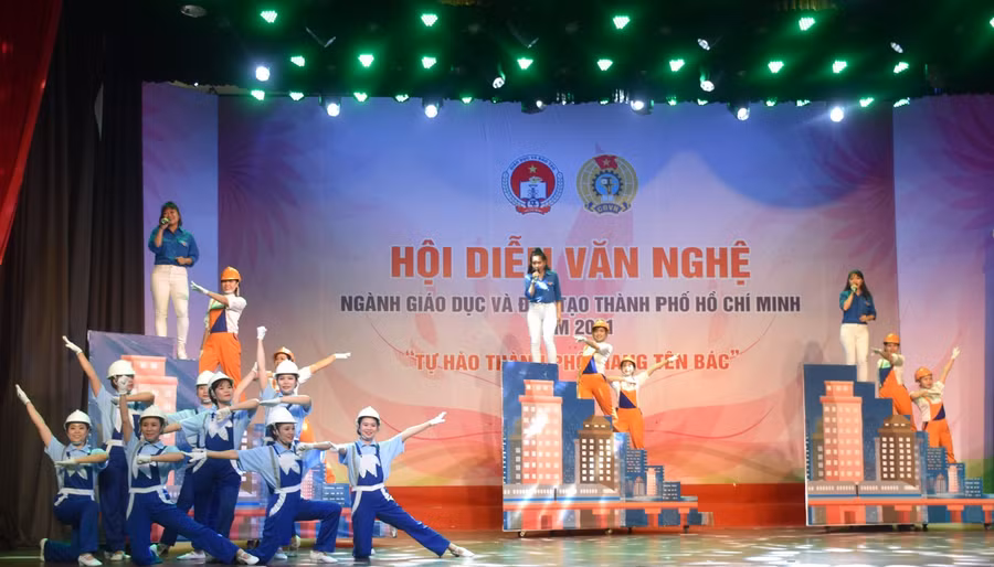 Tiết mục tham gia hội diễn của Phòng GD&amp;ĐT Q.1. Ảnh: Công Chương.