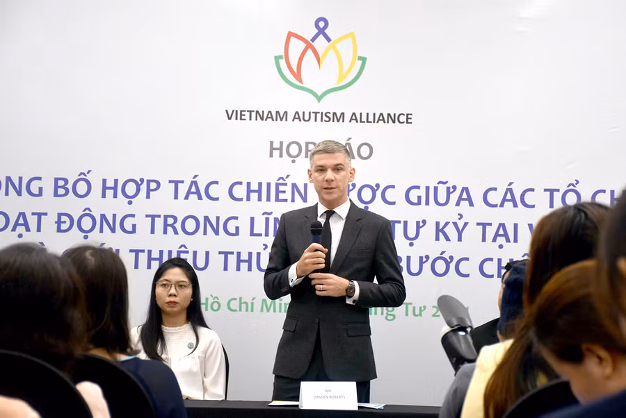 Ông Damien Roberts (Giám đốc Điều hành Saigon Children’s Charity) phát biểu tại sự kiện.