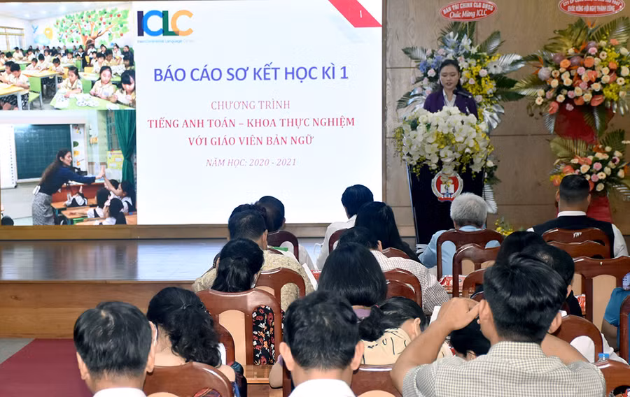 Bà Đỗ Thanh Thảo - Trưởng phòng Dự án I-CLC báo cáo sơ kết chương trình.