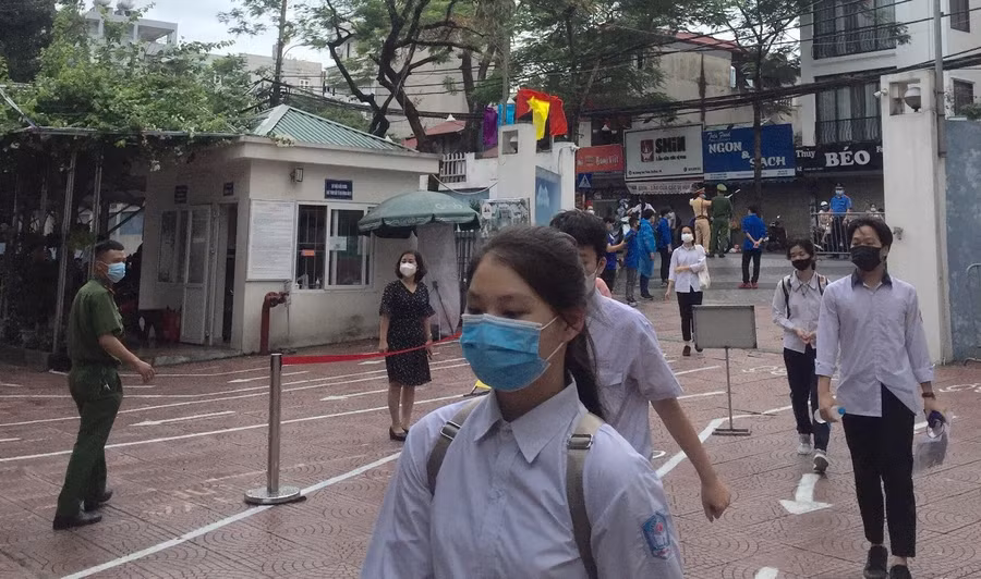 Thí sinh tại điểm thi quận Ba Đình ra về sau khi kết thúc buổi thi sáng 13/6.