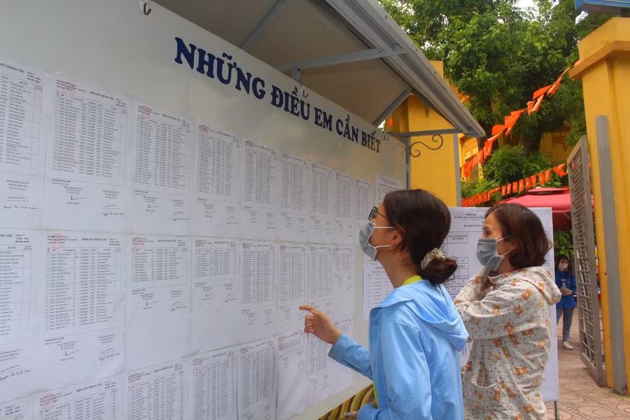 Thí sinh kiểm tra lại thông tin, số báo danh tại điểm thi Trường THCS Nguyễn Công Trứ.