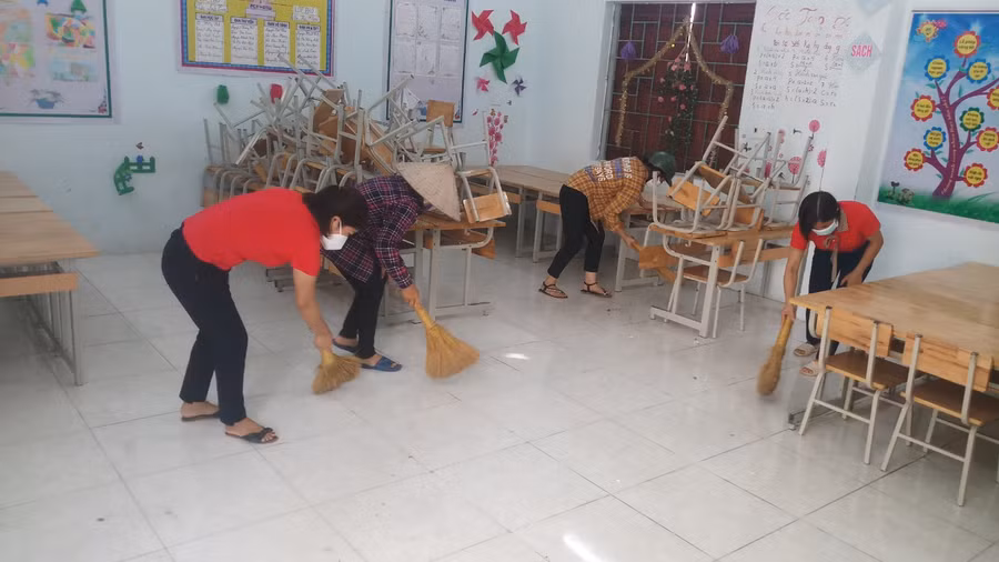 Cán bộ, GV, nhân viên Trường mầm non Đức Giang tham gia vệ sinh chuẩn bị khu cách ly phòng dịch Covid-19.