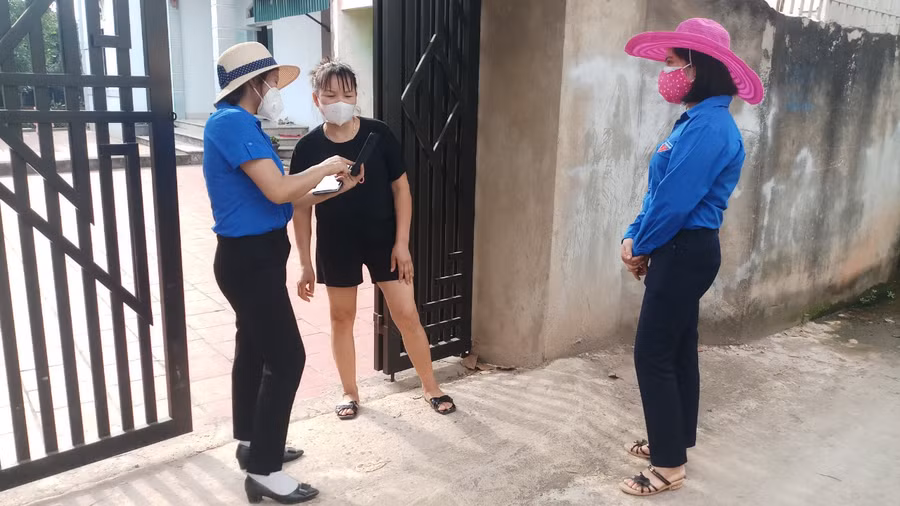 Đoàn thanh niên Trường mầm non Đức Giang hỗ trợ phụ huynh khai báo y tế điện tử.