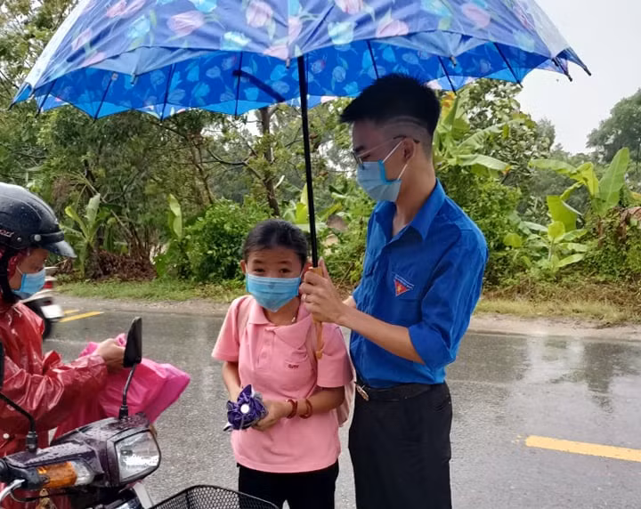 Do trời mưa to, từ 6h sáng 13/6 thanh niên tình nguyện có mặt ở cổng trường để đón thí sinh.