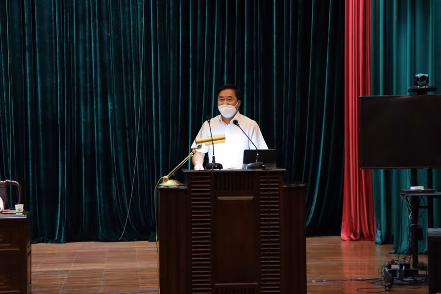 Đại diện Bộ phận thường trực đặc biệt của Bộ Y tế trình bày kế hoạch lấy mẫu xét nghiệm trên địa bàn huyện Quế Võ.