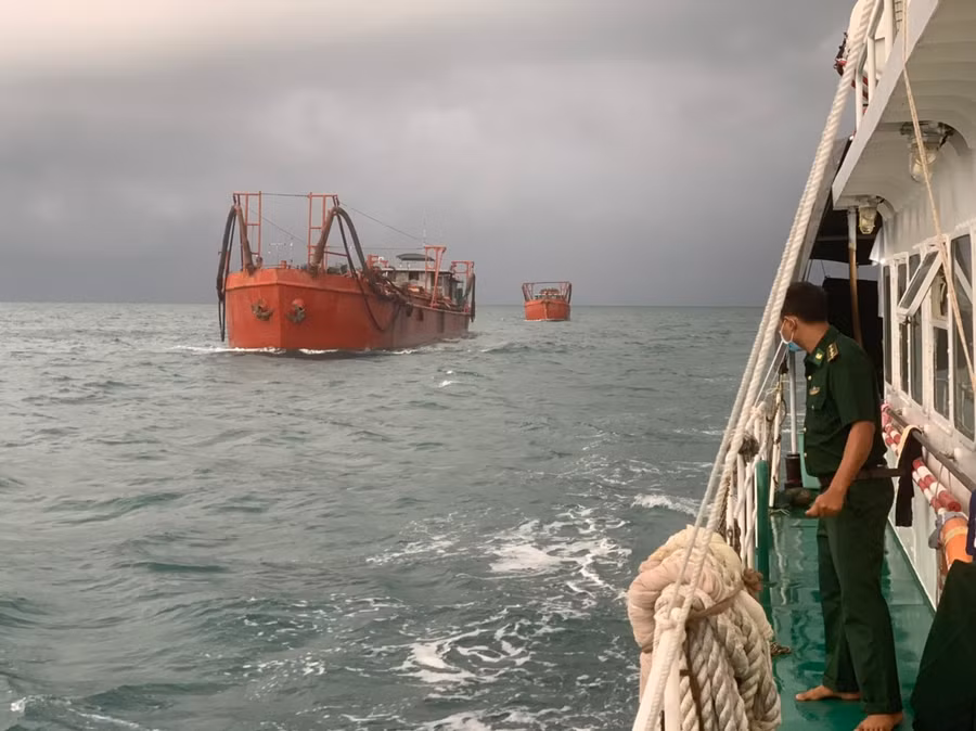 Có 9 đối tượng đi trên 5 xà lan (Ảnh: BĐBP).