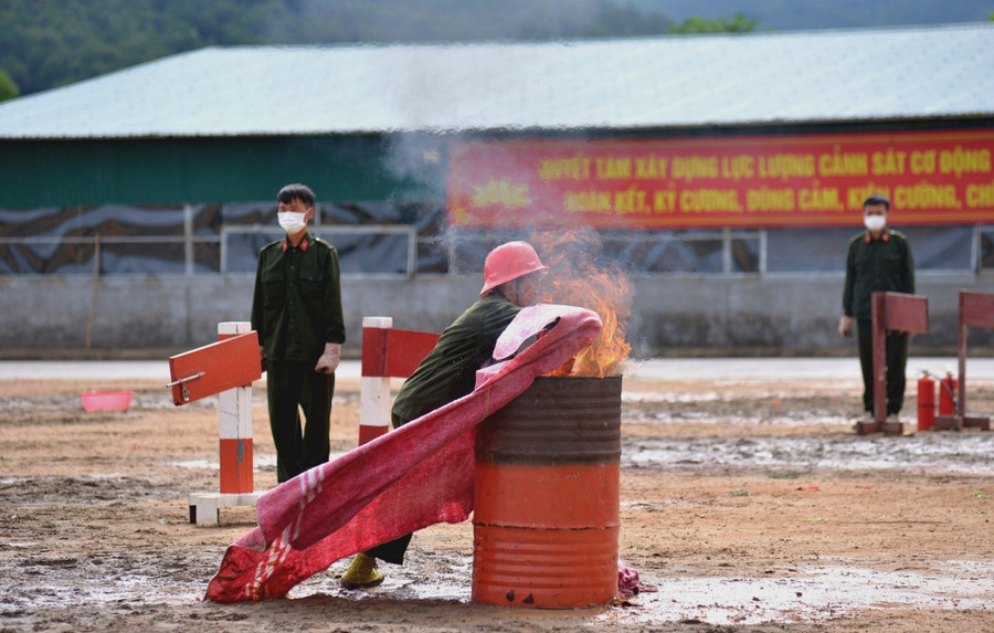 Lực lượng cảnh sát diễn tập phòng cháy chữa cháy.