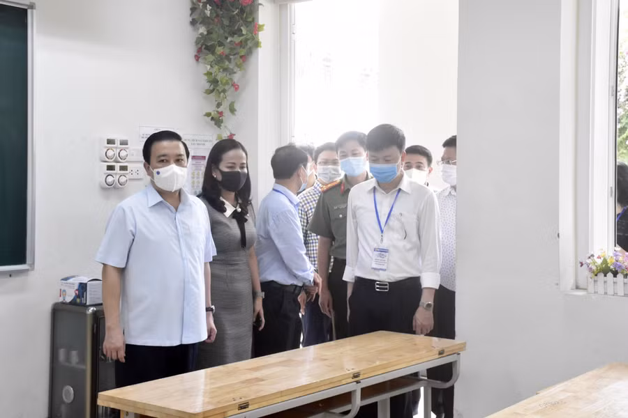 Phó Chủ tịch UBND thành phố, Trưởng Ban Chỉ đạo thi và tuyển sinh thành phố Hà Nội Chử Xuân Dũng kiểm tra điểm thi.