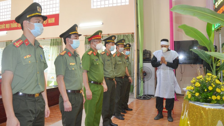 Đại diện Công an tỉnh Bắc Giang và các cán bộ, chiến sĩ đến viếng người thân của Thượng úy Hoàng.