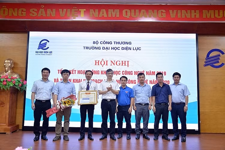 TS. Trương Huy Hoàng - Hiệu trưởng Trường Đại học Điện lực trao Bằng khen cho các cá nhân đạt thành tích xuất sắc trong hoạt động nghiên cứu KHCN.