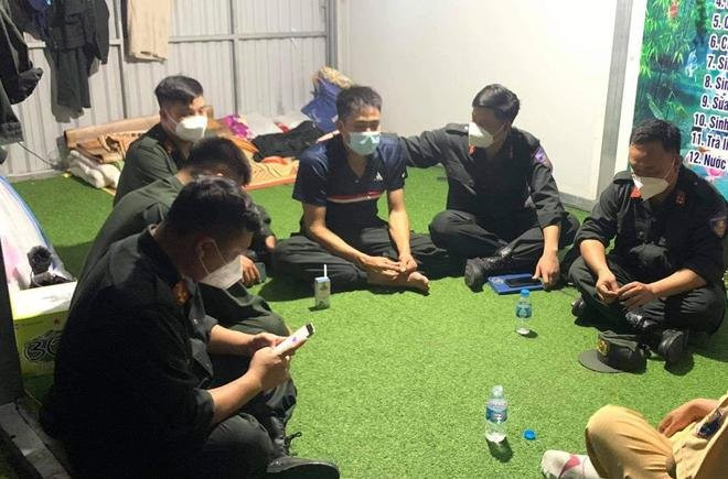 Cán bộ, chiến sĩ chia sẻ mất mát của Thượng úy Hoàng. Cán bộ, chiến sĩ chia sẻ mất mát của Thượng úy Hoàng.