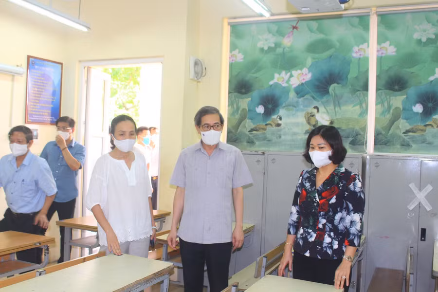 Phó Bí thư Thường trực Thành ủy Nguyễn Thị Tuyến kiểm tra phòng thi tại điểm thi Trường THCS Nguyễn Công Trứ.