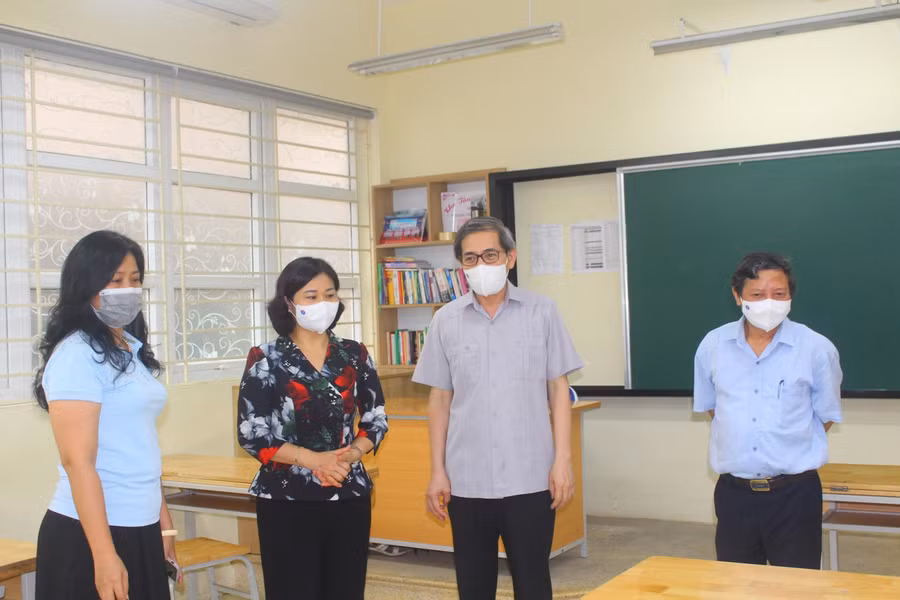 Đoàn kiểm tra đánh giá cao công tác phòng dịch và chuẩn bị cho kỳ thi tại điểm thi Trường THCS Thăng Long.