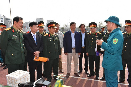 Tham quan mô hình, học cụ huấn luyện tại Lễ ra quân huấn luyện của Ban CHQS huyện Hoài Đức.