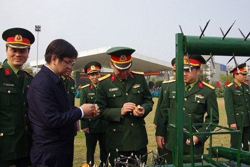 Tham quan mô hình học cụ tại Lễ ra quân huấn luyện của Ban CHQS huyện Chương Mỹ.