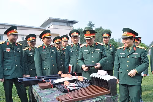 Đồng chí Trung tướng Nguyễn Thế Kết, Phó Bí thư Thường trực Đảng ủy, Chính ủy Bộ Tư lệnh Thủ đô Hà Nội kiểm tra mô hình học cụ huấn luyện tại Trường Quân sự.
