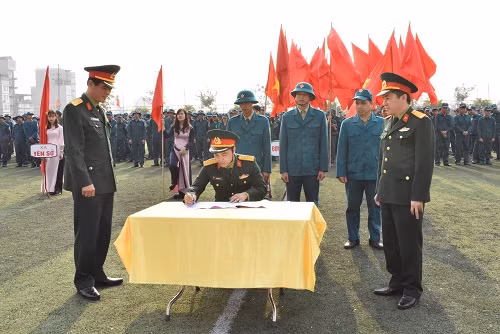 Ký giao ước thi đua tại Lễ ra quân huấn luyện của Ban CHQS huyện Hoài Đức.