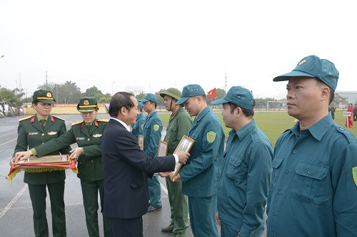 Lãnh đạo huyện Thanh trì trao Giấy khen cho các đơn vị đạt giải trong Hội thi mô hình học cụ huấn luyện.