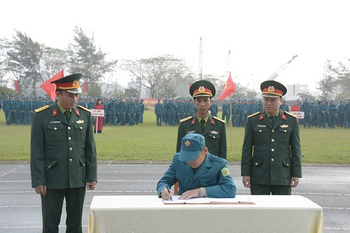 Ký giao ước thi đua tại Lễ ra quân huấn luyện của Ban CHQS huyện Thanh Trì.