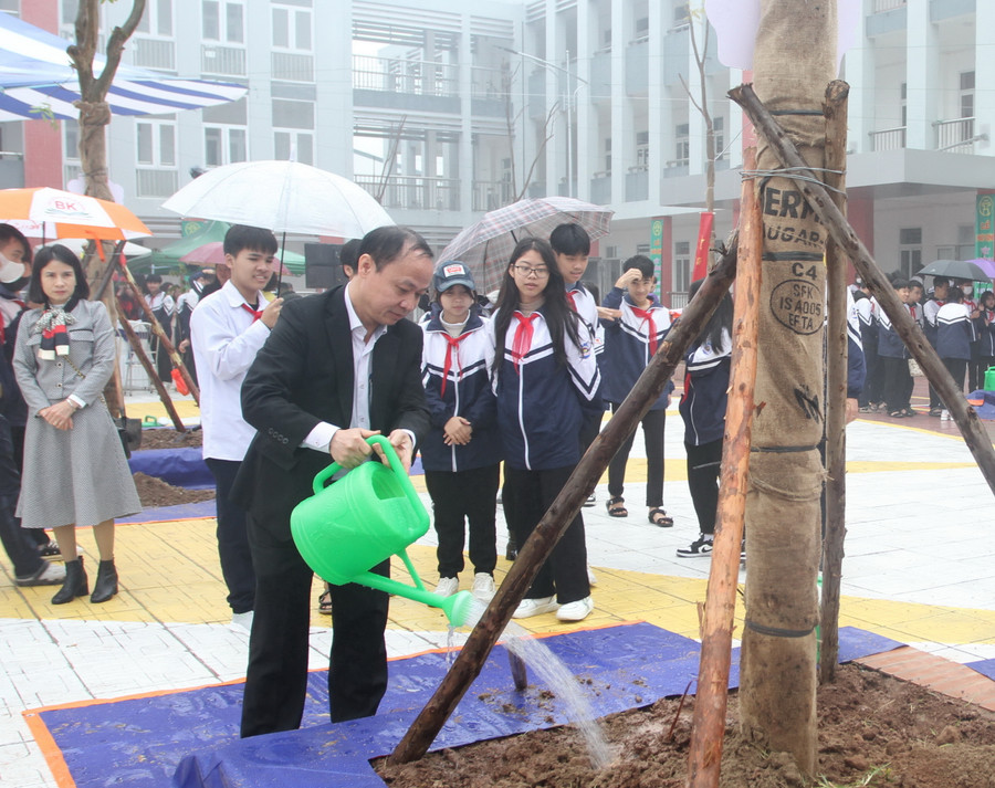 Ban Tổ chức đã trồng mới 10 cây xanh trong khuôn viên Trường THPT Thọ Xuân.