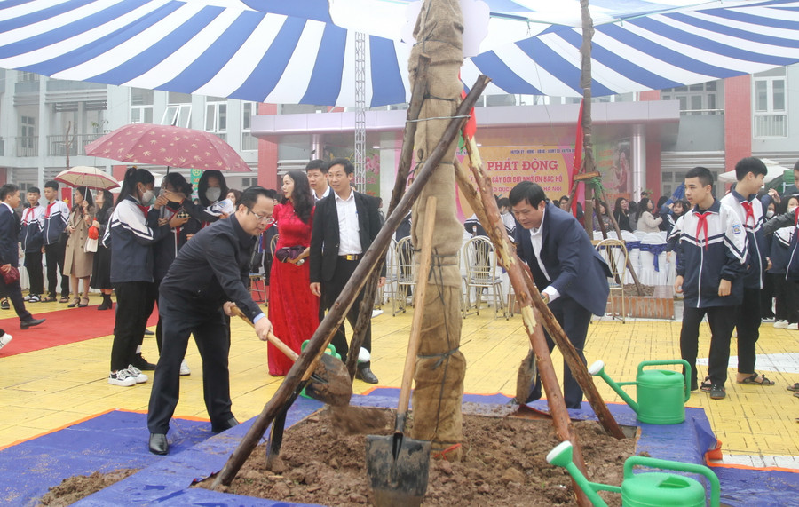 Lãnh đạo Sở GD&amp;ĐT Hà Nội cùng các thầy cô giáo, các em học sinh trồng cây xanh tại Trường THPT Thọ Xuân (huyện Đan Phượng).