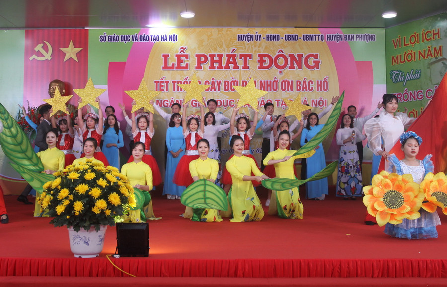 Văn nghệ chào mừng lễ phát động.