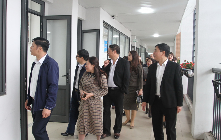 Các đại biểu ngành GD-ĐT huyện Ứng Hòa thăm các trường học tại quận Hoàng Mai. Các đại biểu ngành GD-ĐT huyện Ứng Hòa thăm các trường học tại quận Hoàng Mai.
