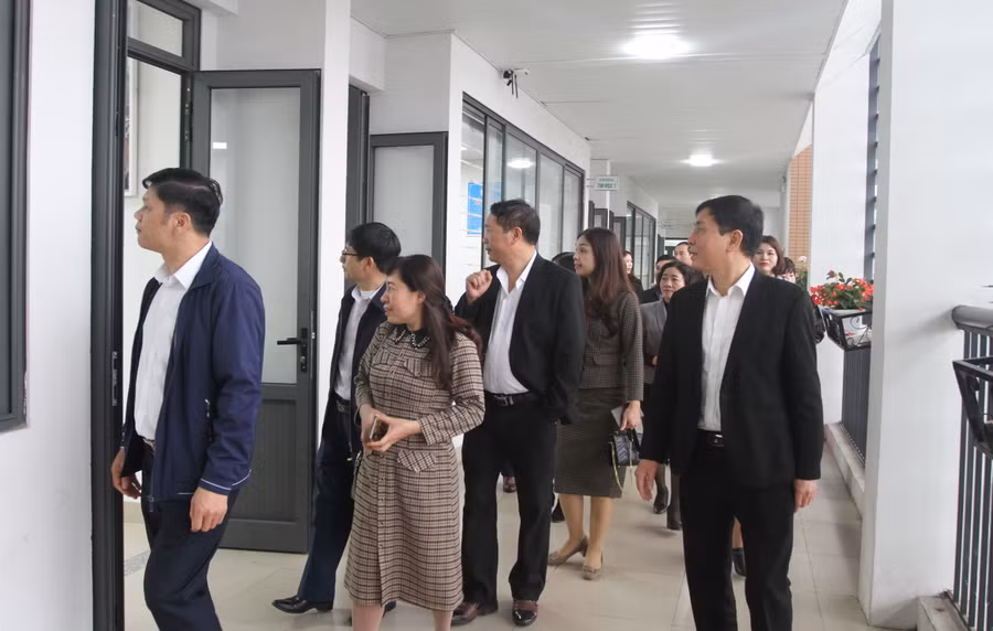 Các đại biểu ngành GD-ĐT huyện Ứng Hòa thăm các trường học tại quận Hoàng Mai.