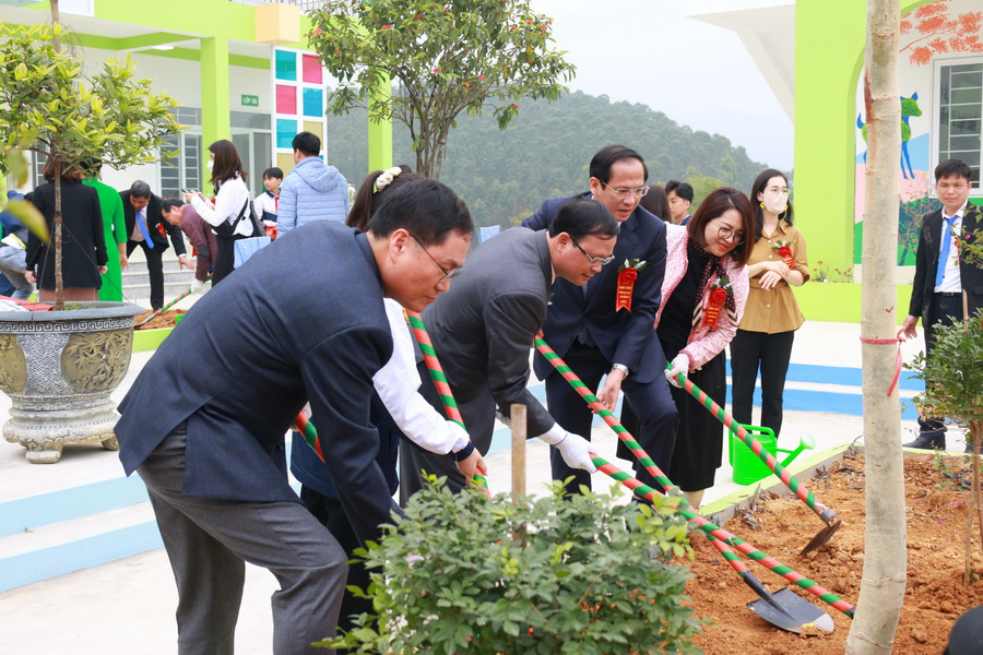 Các đại biểu trồng cây lưu niệm tại trường THCS Đông Lợi. Các đại biểu trồng cây lưu niệm tại trường THCS Đông Lợi.